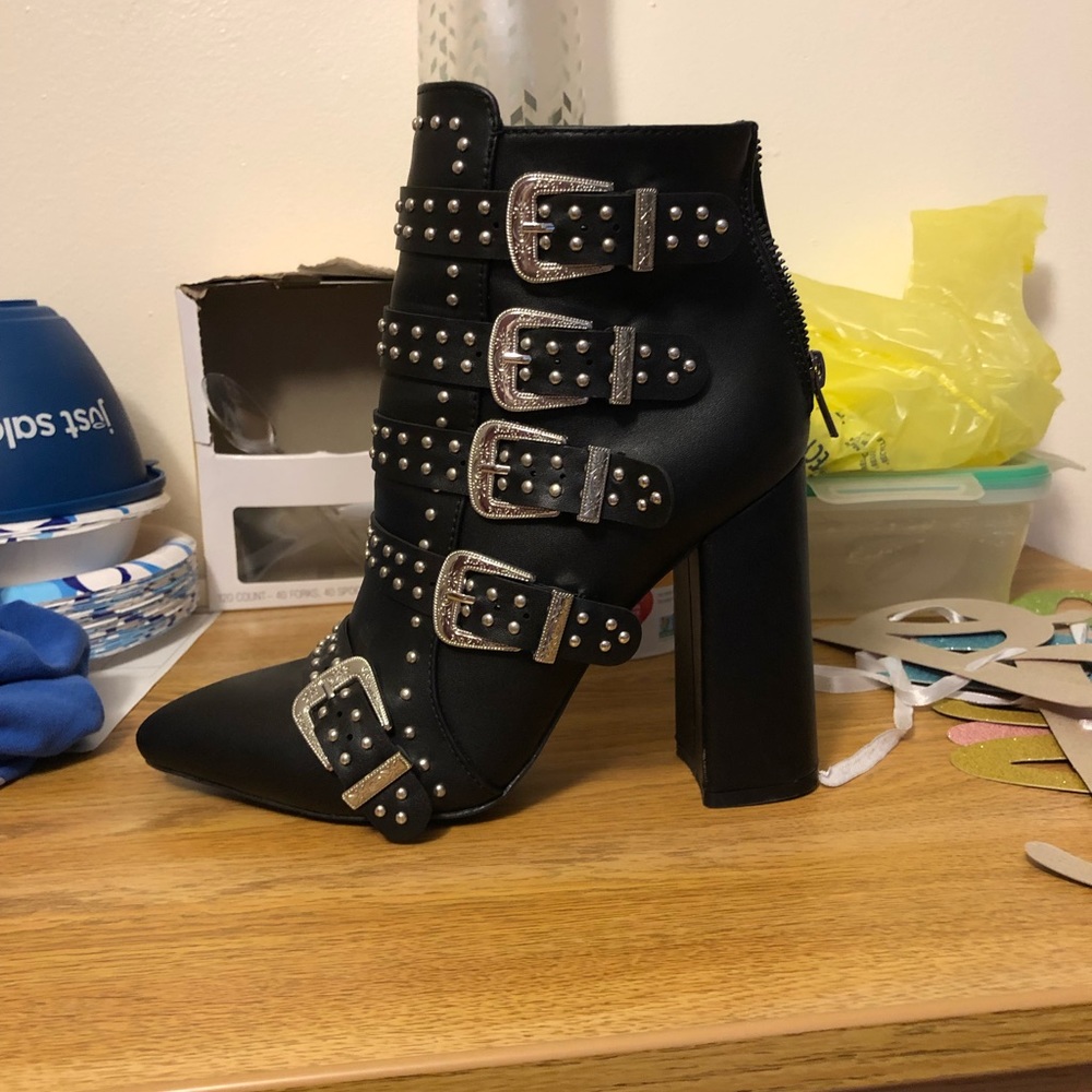 SUPER CUTE BLACK BOOTS